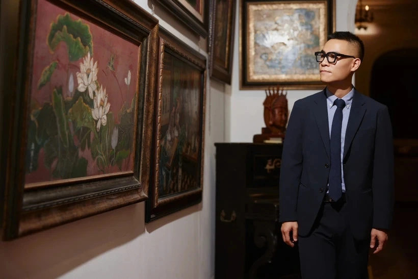 Tranh sơn mài trong triển lãm "Dấu thiêng" của họa sĩ Chu Nhật Quang